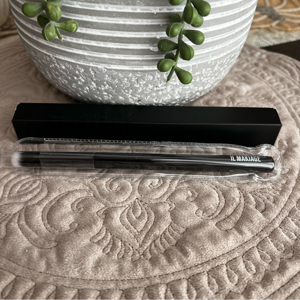 IL MAKIAGE Concealer Blending Brush #140 NIB - Picture 2 of 13
